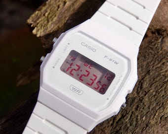 Reloj Casio F91 Red Ghost personalizado: reloj digital Casio blanco modificado con pantalla transparente y números rojos. Ideas de regalo.