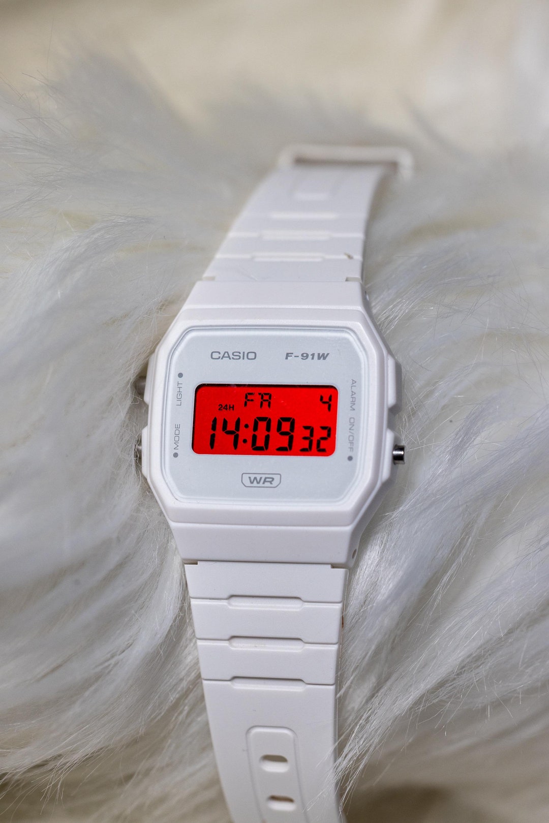 Arctic Blaze – Orologio modificato basato sul Casio F-91W – Bianco