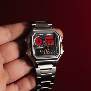 Redline Royale – Modifierad klocka baserad på Casio WS-1200 – Digital modifiering i helmetall – Röd och svart skärm – 22 mm stålarmband Specialdesignad Casio Royale