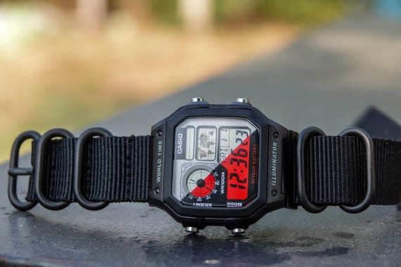 ストリートボイジャー – カシオ AE-1200 をベースにした改造ウォッチ