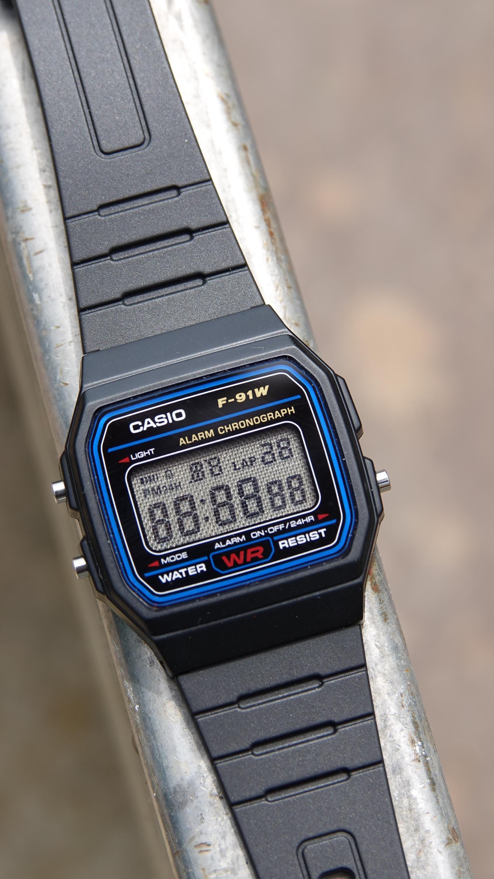 アイアンベール - カシオ F-91W をベースにした改造ウォッチ 