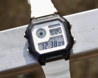Stormtrooper Royale – Modifierad klocka baserad på Casio AE-1200 – Digitalklocka med vit urtavla – Hydromod – Anpassad Casio Royale Mod Retro-gåva