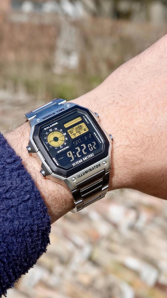 スプリングゴールド - カシオ AE-1200 をベースにした改造腕時計