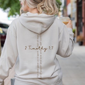 Gildan 18500 oversized sweatshirt in the color sand with a bible verse on the back. On the front of the sweatshirt the text reads Fearless in bold print. This minimalist comfy sweatshirt is perfect for the gym, the street or just for casual wear.