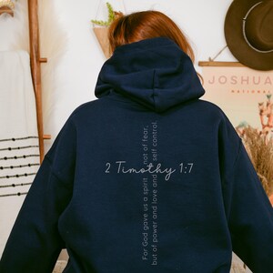 Gildan 18500 oversized sweatshirt in the color Navy with a bible verse on the back. On the front of the sweatshirt the text reads Fearless in bold print. This minimalist comfy sweatshirt is perfect for the gym, the street or just for casual wear.