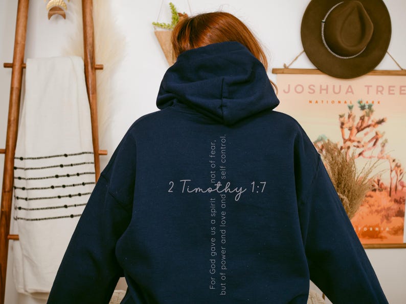 Gildan 18500 oversized sweatshirt in the color Navy with a bible verse on the back. On the front of the sweatshirt the text reads Fearless in bold print. This minimalist comfy sweatshirt is perfect for the gym, the street or just for casual wear.