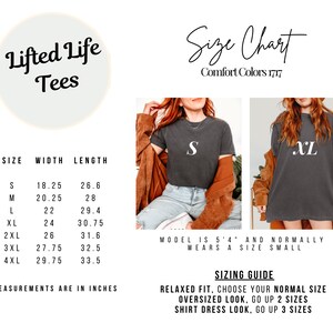 Pu&ograve; includere: Tabella delle taglie per t-shirt con misure in pollici. La tabella mostra la larghezza e la lunghezza delle t-shirt nelle taglie S, M, L, XL, 2XL, 3XL e 4XL. La tabella include anche una guida alle taglie per una vestibilit&agrave; rilassata, un look oversize e un look da camicia.
