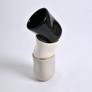 Ręcznie robiony ceramiczny kubek o artystycznym nieregularnym kształcie - idealny artystyczny kubek do espresso do stylowego i nowoczesnego wystroju domu - minimalistyczny kubek