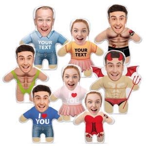 Peut inclure: Sept peluches avec des designs différents et des visages personnalisables. Les peluches sont toutes dans des poses différentes et ont des expressions différentes. Les peluches portent toutes des tenues différentes. Les peluches sont toutes faites d'un matériau doux et pelucheux. Les peluches mesurent toutes environ 30 cm de haut.