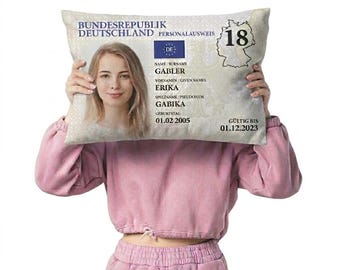 Personalisiertes Kissen im Design eines Personalausweises – Lustiges Geschenk zum 18. Geburtstag für Jungen & Mädchen – Deko Kissen 60x40