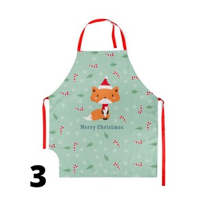 Pu&ograve; includere: Un grembiule verde a tema natalizio con una volpe rossa che indossa un cappello da Babbo Natale e il testo "Merry Christmas". Il grembiule ha un laccio di nastro rosso.