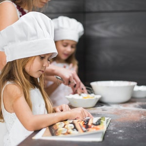 Kinderschürze Für Kindergarten Kinder Jungen und Mädchen Weiß Kochhaube Schürze | Für Weihnachten, zum Backen von Plätzchen und Lebkuchen immagine 9