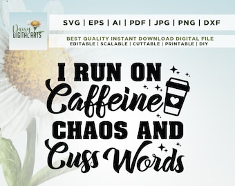 Puede incluir: Diseño gráfico en blanco y negro con el texto "I run on caffeine, chaos and cuss words" y una taza de café con un corazón.