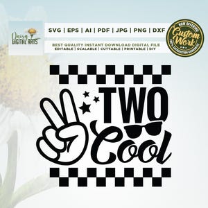 Op de afbeelding: Zwart-wit digitaal ontwerp met de tekst "TWO Cool" en een vredesteken. Het ontwerp bevat sterren, zonnebrillen en een dambordpatroon. Het ontwerp is voor een digitaal bestand.