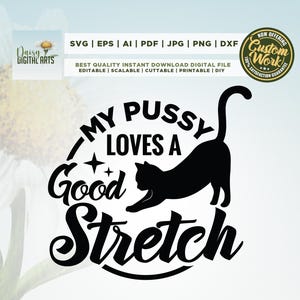 Puede incluir: Diseño gráfico negro con un gato estirándose, con el texto "MY PUSSY LOVES A Good Stretch". El diseño incluye el logotipo de Daisy Digital Arts e información del tipo de archivo. También hay una insignia circular de "Custom Work".