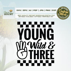 以下が含まれることがあります： 「YOUNG Wild & THREE」のテキストと手のジェスチャーが特徴の白黒デジタルデザイン。デザインには市松模様と「SVG | EPS | AI | PDF | JPG | PNG | DXF」のテキストが含まれています。