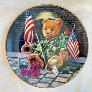Collector Plates - Premier Edition by Don Patterson - 8&quot; - &quot;The Gift of Love&quot;