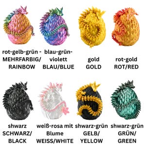Könnte beinhalten: Eine Sammlung von acht Drachenei-Skulpturen in verschiedenen Farben. Die Eier weisen aufwendige, strukturierte Designs auf und sind mit Farbbezeichnungen wie "Regenbogen", "Blau", "Gold" und "Rot" versehen. Der Text enthält auch deutsche Farbbezeichnungen.