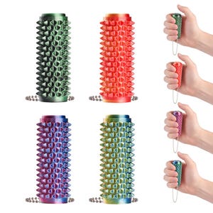 Pode incluir: Uma coleção de ferramentas de massagem cilíndricas e coloridas com uma superfície texturizada e pontiaguda. As ferramentas são em tons de verde, vermelho, azul e amarelo, e são mostradas com uma corrente. Algumas são mostradas sendo seguradas em uma mão.