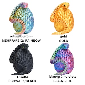 Può includere: Una collezione di sculture decorative di uova di drago in vari colori. Le uova sono in tonalità arcobaleno, oro, nero e blu-viola. Ogni uovo ha una superficie dettagliata e strutturata e un drago che emerge dalla parte superiore. Il testo sull'immagine recita "RAINBOW", "GOLD", "BLACK" e "BLUE".