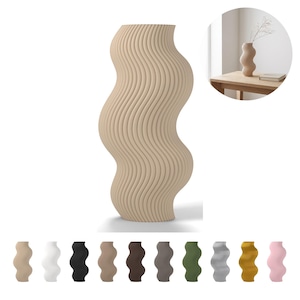 Op de afbeelding: Een hoge, golvende vaas met een verticale geribbelde textuur. De vaas wordt getoond in een lichtbeige kleur, met een kleine inzetfoto die de vaas op een tafel laat zien. Een kleurenpalet van tien extra vaasvariaties staat onderaan.