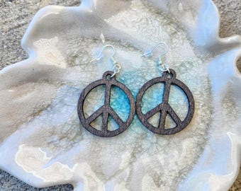 Pendiente colgante de madera con símbolo de la paz