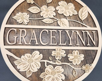 Placa de nombre de madera personalizada con flores de cornejo