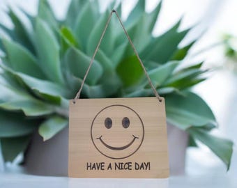 Placa con carita sonriente y el mensaje "Que tengas un buen día", regalo de broma con el dedo medio, letrero de doble cara