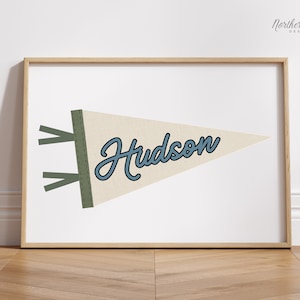 Puede incluir: Un banderín blanco con ribete verde y el nombre "Hudson" escrito en letras cursivas azules.