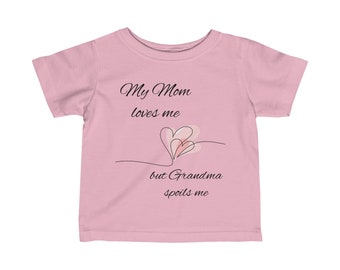 T-shirt bébé Ma mère m'aime mais ma grand-mère me gâte