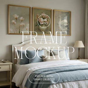Può includere: Mockup di camera da letto con tre opere d'arte incorniciate con bordi dorati sopra un letto con biancheria da letto blu e bianca. Le cornici mostrano immagini floreali e di cigni. Il letto ha cuscini blu e una coperta blu. Il testo "FRAME MOCKUP" è visualizzato.
