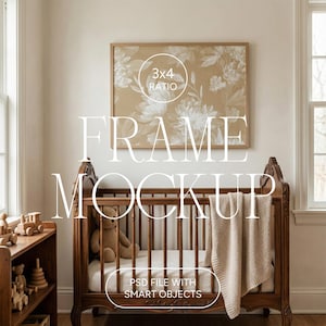 Könnte beinhalten: Ein Holzbettchen mit einem Teddybären und einer beigen Decke. Über dem Bettchen befindet sich ein gerahmter Blumendruck mit dem Text "3x4 RATIO". Der Text "FRAME MOCKUP" wird in großen weißen Buchstaben angezeigt, darunter der Text "PSD FILE WITH SMART OBJECTS".