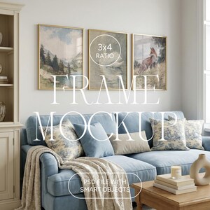Può includere: Un mockup di soggiorno con tre stampe artistiche incorniciate con cornici dorate. L'arte comprende un paesaggio, una scena di barca e una volpe. Un divano blu con cuscini decorativi e una coperta è di fronte a un tavolino di legno.