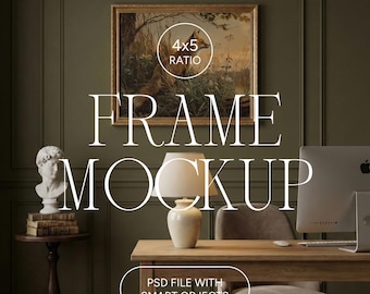 Puede incluir: Una obra de arte enmarcada con un zorro en un campo, etiquetada como "4x5 RATIO", cuelga sobre un escritorio. La imagen forma parte de una maqueta de marco, con el texto "FRAME MOCKUP" y "PSD FILE WITH SMART OBJECTS".