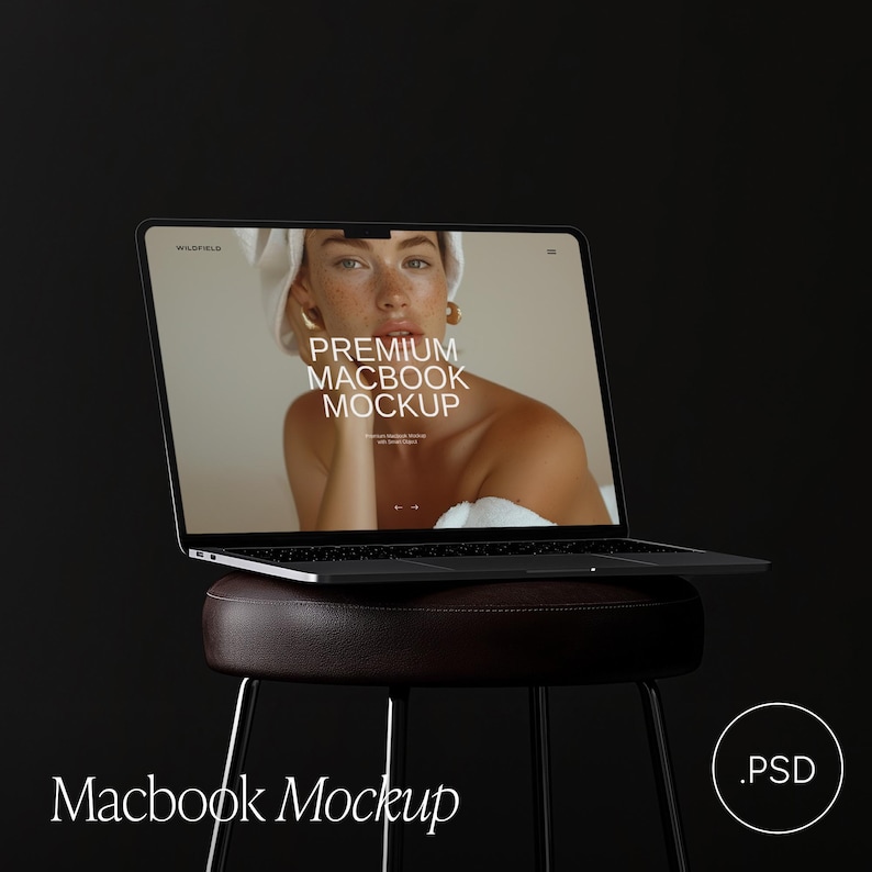 Puede incluir: Un ordenador port&aacute;til negro con una pantalla blanca que muestra el texto "PREMIUM MACBOOK MOCKUP" y una foto de una mujer. El port&aacute;til est&aacute; sentado en un taburete de cuero marr&oacute;n.