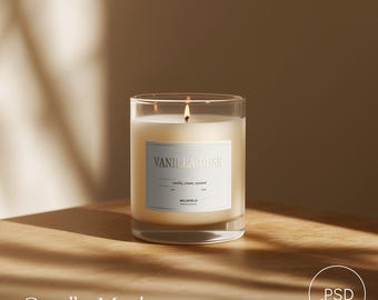 Puede incluir: Un tarro de vela de vidrio transparente con una vela blanca en su interior. La vela está encendida y la etiqueta del tarro dice "Vanilla Dusk" con el texto "Vanilla, Cream, Caramel" debajo. La etiqueta también incluye el texto "WILDFIELD SPECIAL EDITION".
