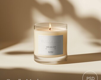 Puede incluir: Un tarro de vela de vidrio transparente con una etiqueta blanca que dice "Vanilla Dusk" y "Wildfield Special Edition". La vela está encendida y la cera es de color amarillo claro.