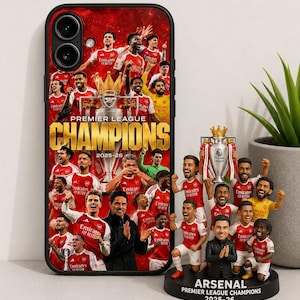 Könnte beinhalten: Eine rote Handyhülle und ein Figurenset. Die Handyhülle zeigt eine Fußballmannschaft in rot-weißen Trikots mit dem Text "CHAMPIONS 2025-26". Das Figurenset trägt den Text "ARSENAL PREMIER LEAGUE CHAMPIONS 2025-26".