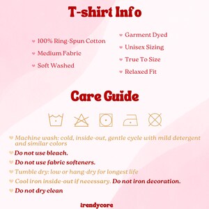 Puede incluir: Informaci&oacute;n de la camiseta: 100 % algod&oacute;n hilado en anillo, tejido medio, lavado suave, te&ntilde;ido en prenda, talla unisex, talla real, ajuste relajado. Gu&iacute;a de cuidado: Lavar a m&aacute;quina con agua fr&iacute;a, del rev&eacute;s, ciclo delicado con detergente suave y colores similares. No usar lej&iacute;a. No usar suavizantes. Secar en secadora a baja temperatura o colgar para secar para una vida &uacute;til m&aacute;s larga. Planchar en fr&iacute;o del rev&eacute;s si es necesario. No planchar la decoraci&oacute;n. No lavar en seco.