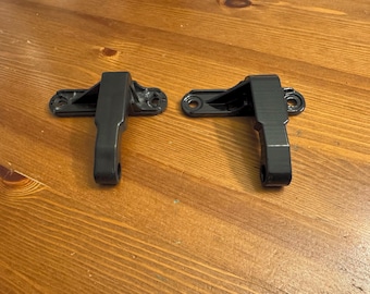 Replacement latch hinge for Thule Atlantis, Pulse, Mountaineer, and Sonic boxes. Only fits Atlantis, Pulse, Sonic, Mountaineer, & Force XXL.