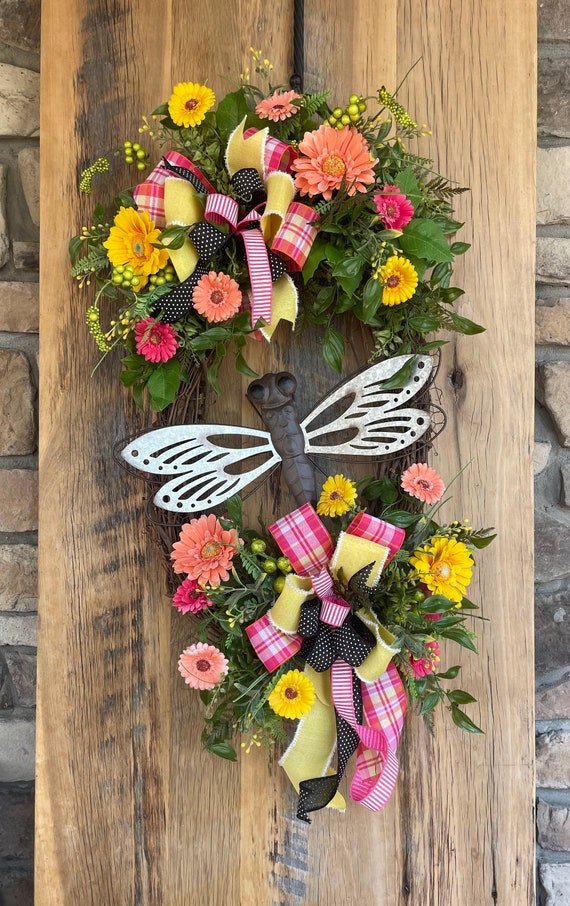 Dragonfly daisy wreath