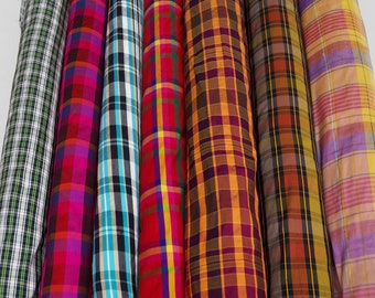 Op de afbeelding: Een close-up van zeven verschillende geruite stoffen in verschillende kleuren, waaronder zwart, wit, rood, roze, blauw, geel, oranje en paars.