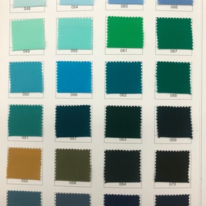 Może przedstawiać: Karta wzorników z 24 próbkami tkanin w różnych kolorach, w tym niebieskim, zielonym, brązowym i czarnym. Każda próbka jest oznaczona numerem od 048 do 071.