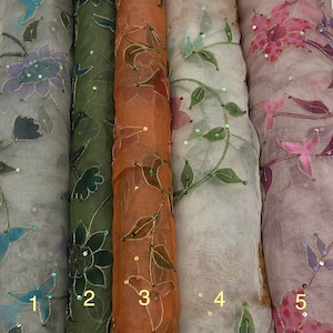 Geborduurde zijden organza met kralen