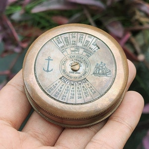 Bussola personalizzata antica vintage funzionante, calendario di 100 anni, incisione personalizzata con custodia in pelle, regalo di laurea per figlio/figlia