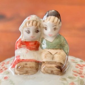 Little Heart Shaped Ceramic Ring Box Hugging Couple