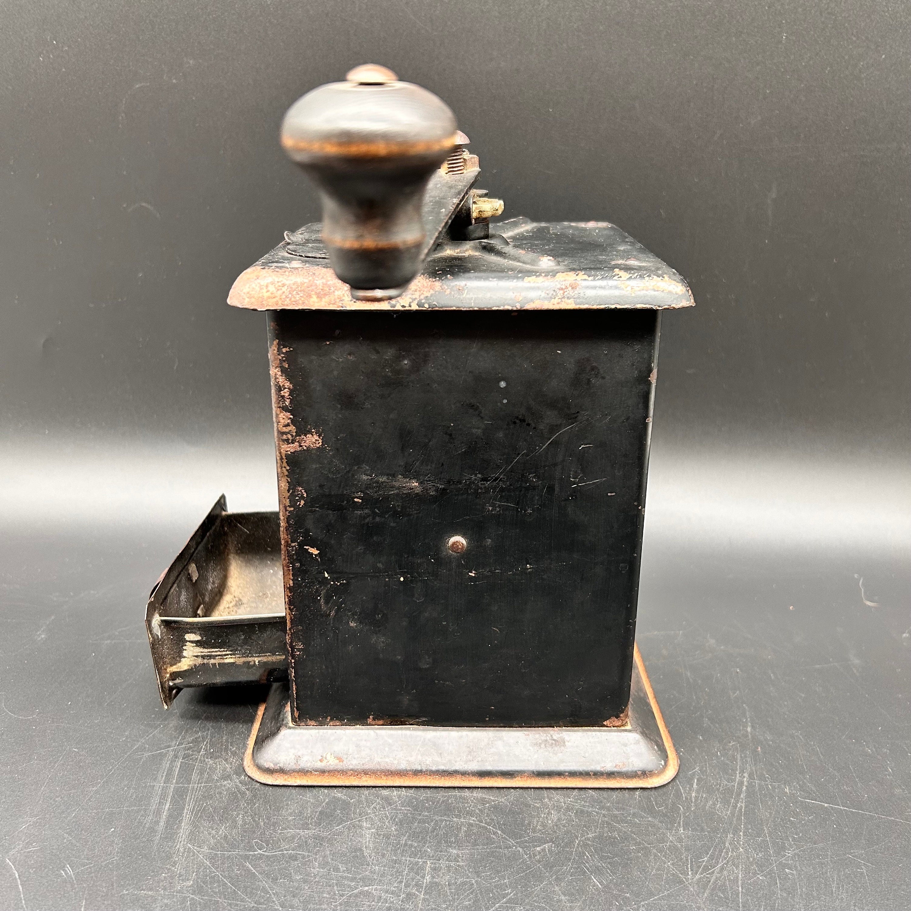 1900'sUNIVERSALNo.110 One Pound Box Mill 1900'sUNIVERSALNo.110 One Pound Box Mill