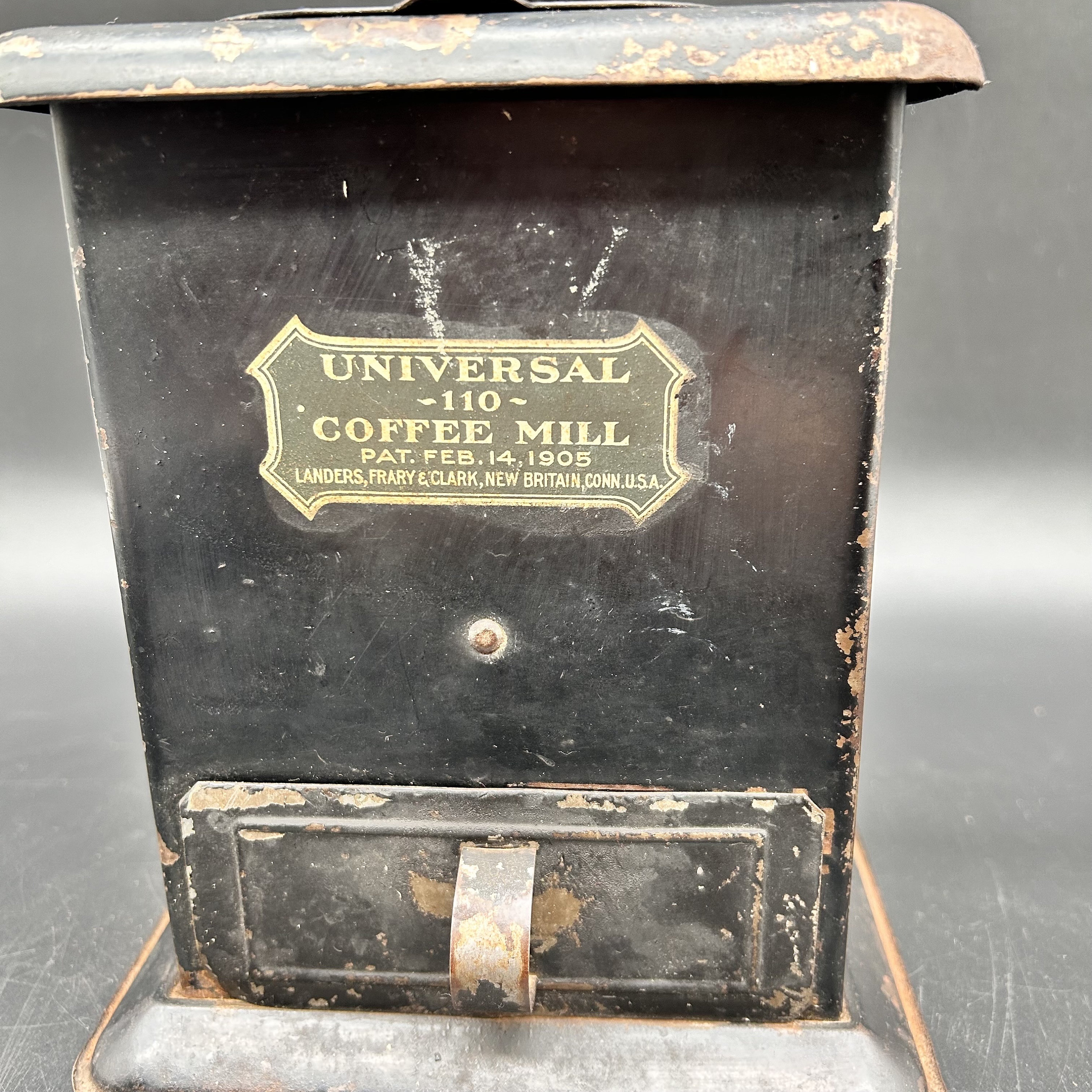 1900'sUNIVERSALNo.110 One Pound Box Mill 1900'sUNIVERSALNo.110 One Pound Box Mill