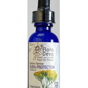 Puede incluir: Una botella de vidrio azul con un gotero, etiquetada "Flora Deva" y "Golden Yarrow AURA PROTECTION Chakra 6". La botella contiene un suplemento herbal líquido y está etiquetada "1 fl oz 30ml".