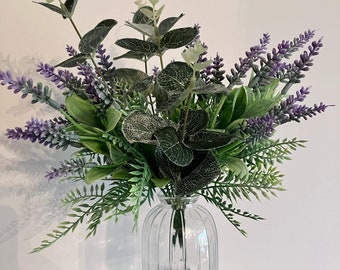 Lavendelspray in einer Knospenvase